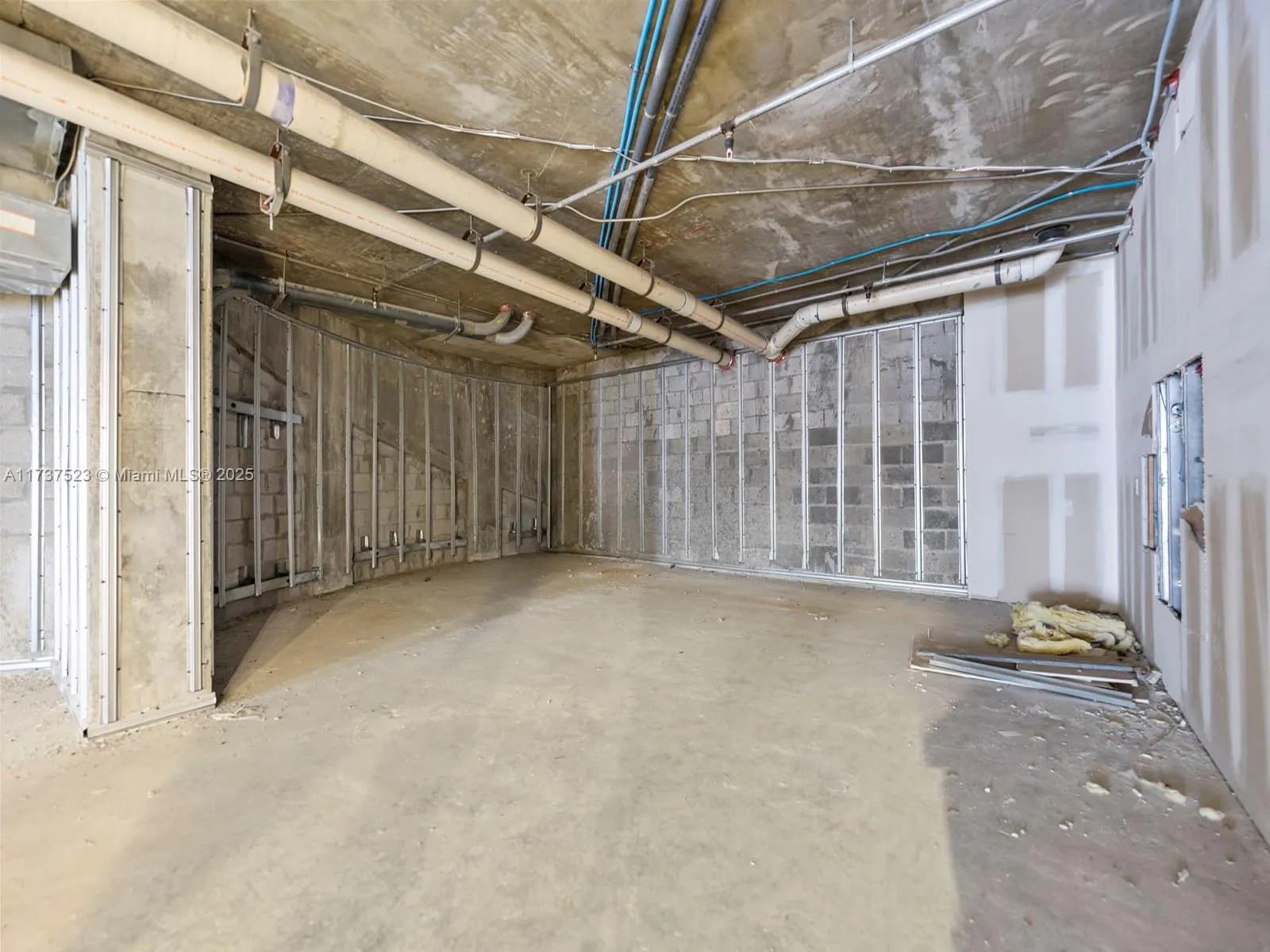 170 SE 14th St, Miami FL 33131