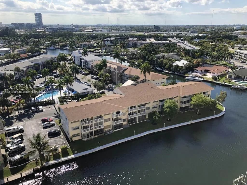 427 Golden Isles Dr # 15J, Hallandale Beach FL 33009