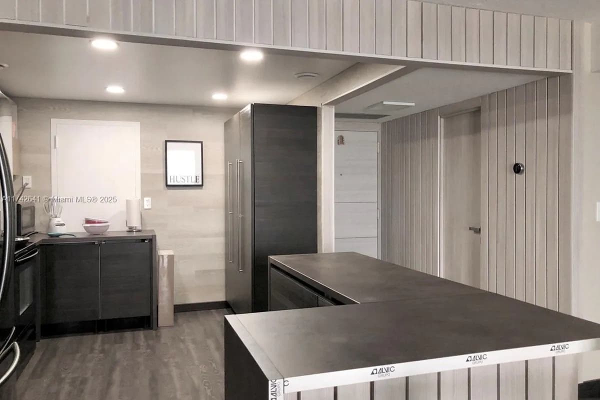 427 Golden Isles Dr # 15J, Hallandale Beach FL 33009