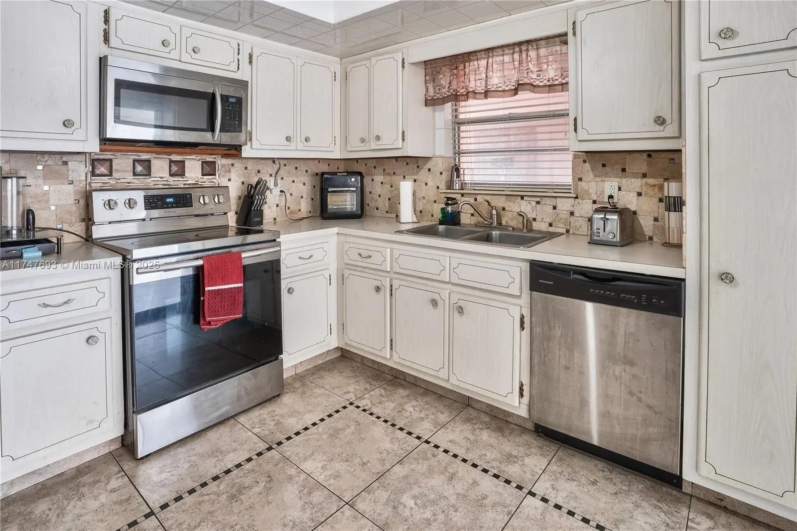 180 NE 12th Ave # C18, Hallandale Beach FL 33009