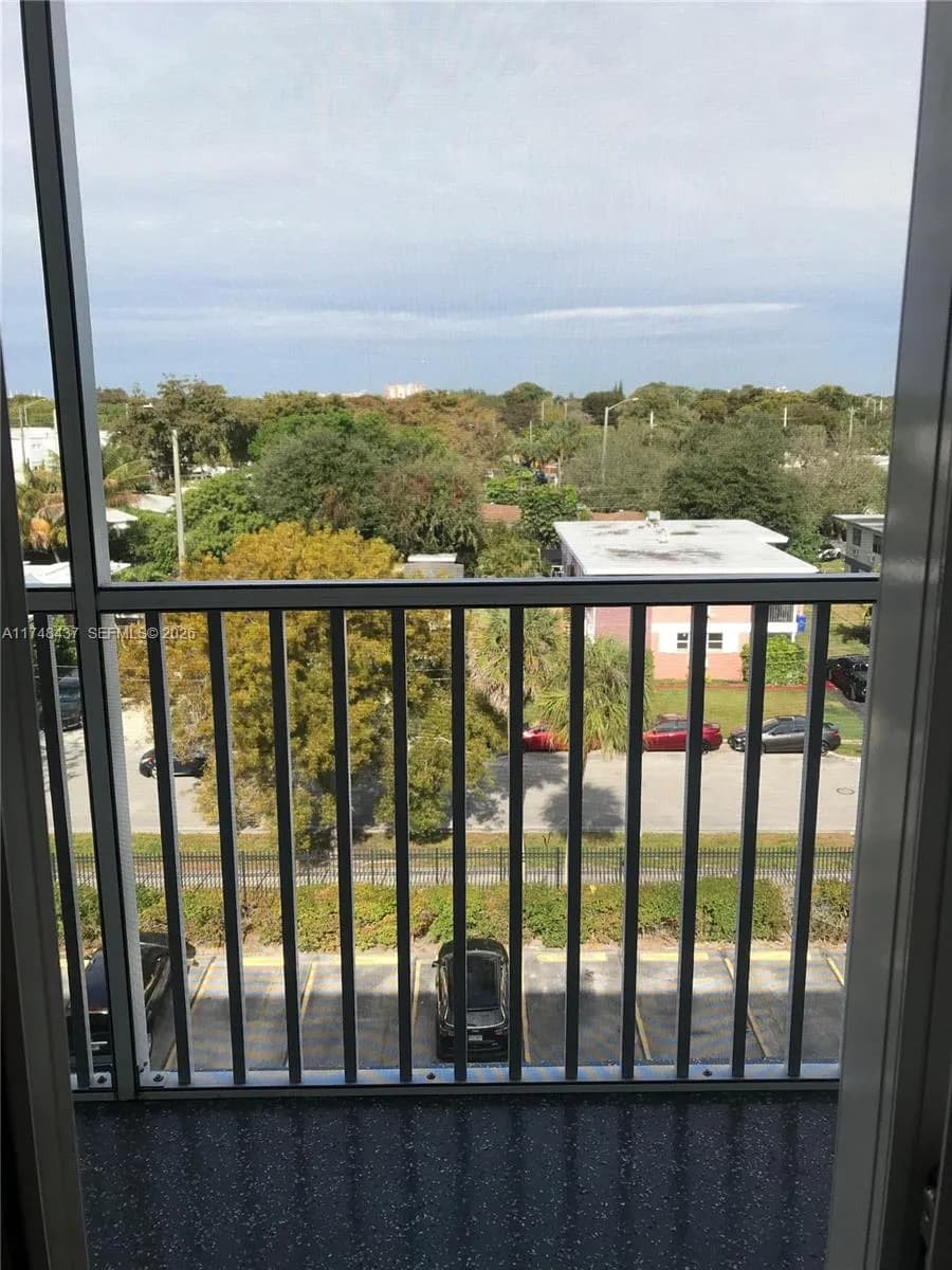 1 bedroom 1 bath for sale at 16950 W Dixie Hwy A631 Hwy # 631, North Miami Beach FL 33160