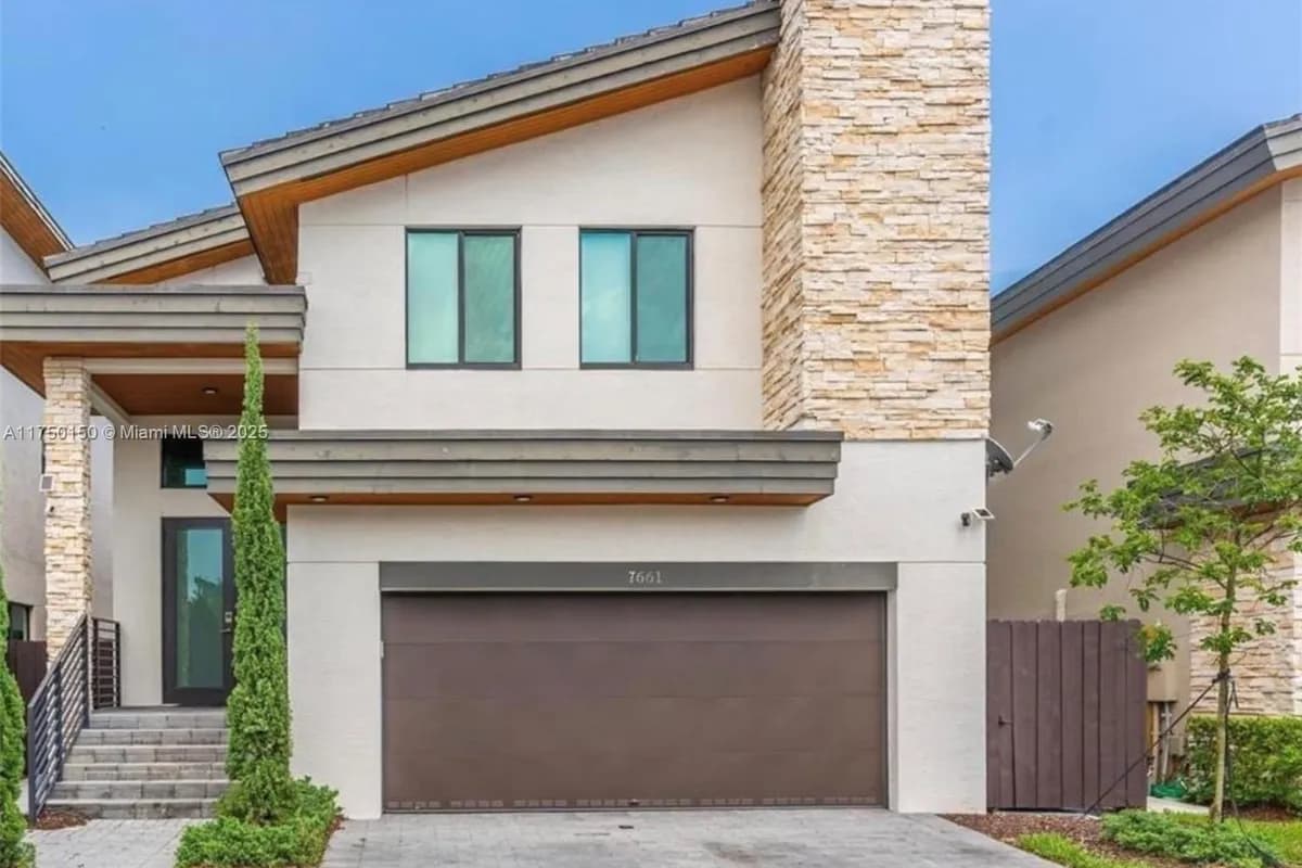 7661 NW 103rd Ct, Doral FL 33178