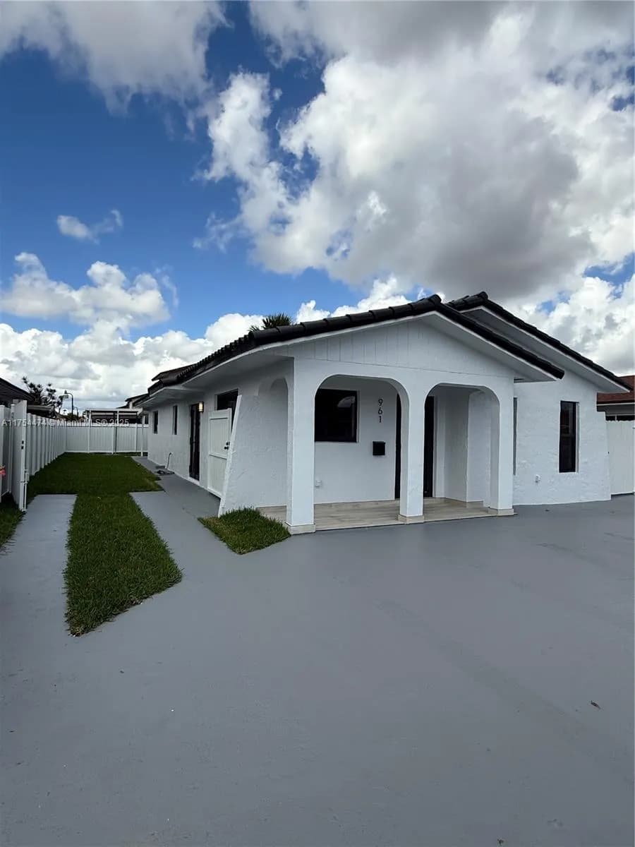 961 W 39th Pl, Hialeah FL 33012