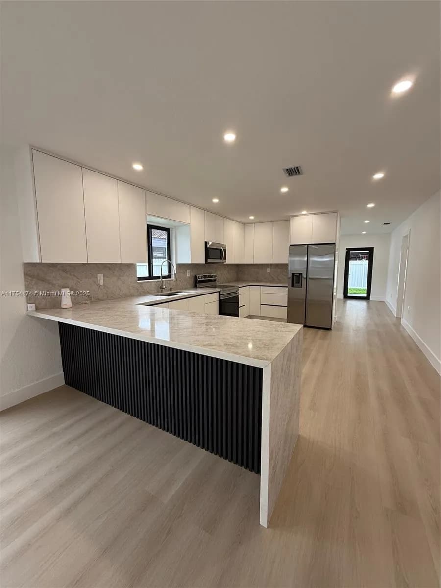 961 W 39th Pl, Hialeah FL 33012