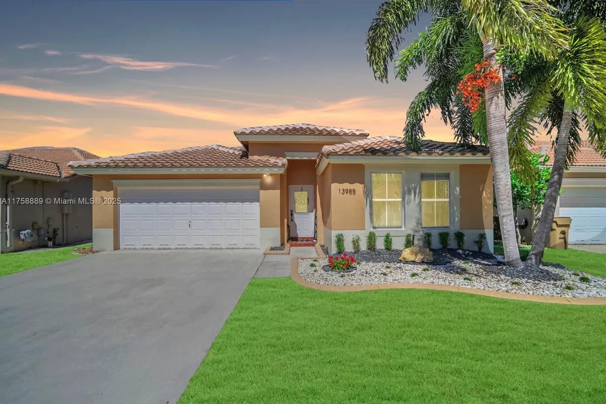 13985 S Cypress Cove Cir, Davie FL 33325