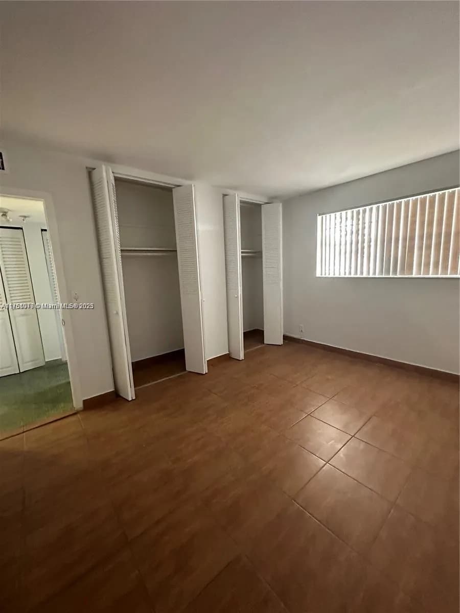 1100 NE 1st Ct # 105, Hallandale Beach FL 33009