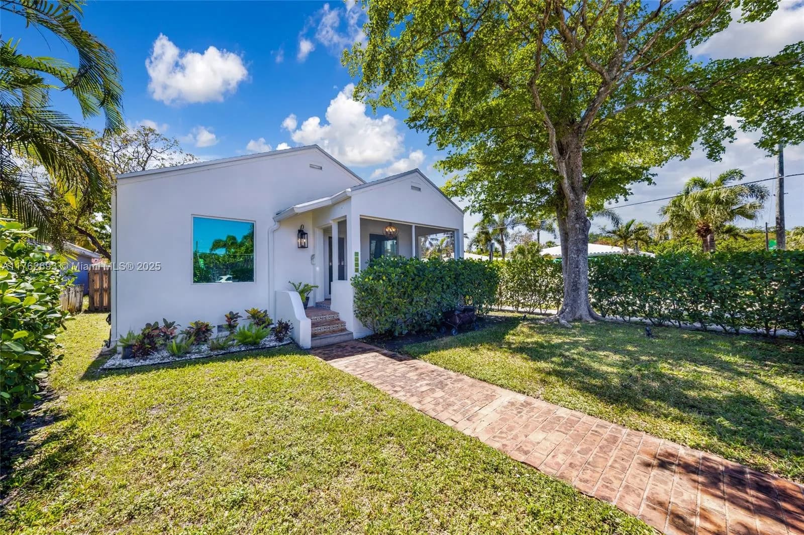 2 bedroom 1 bath for sale at 1556 Jefferson St, Hollywood FL 33020