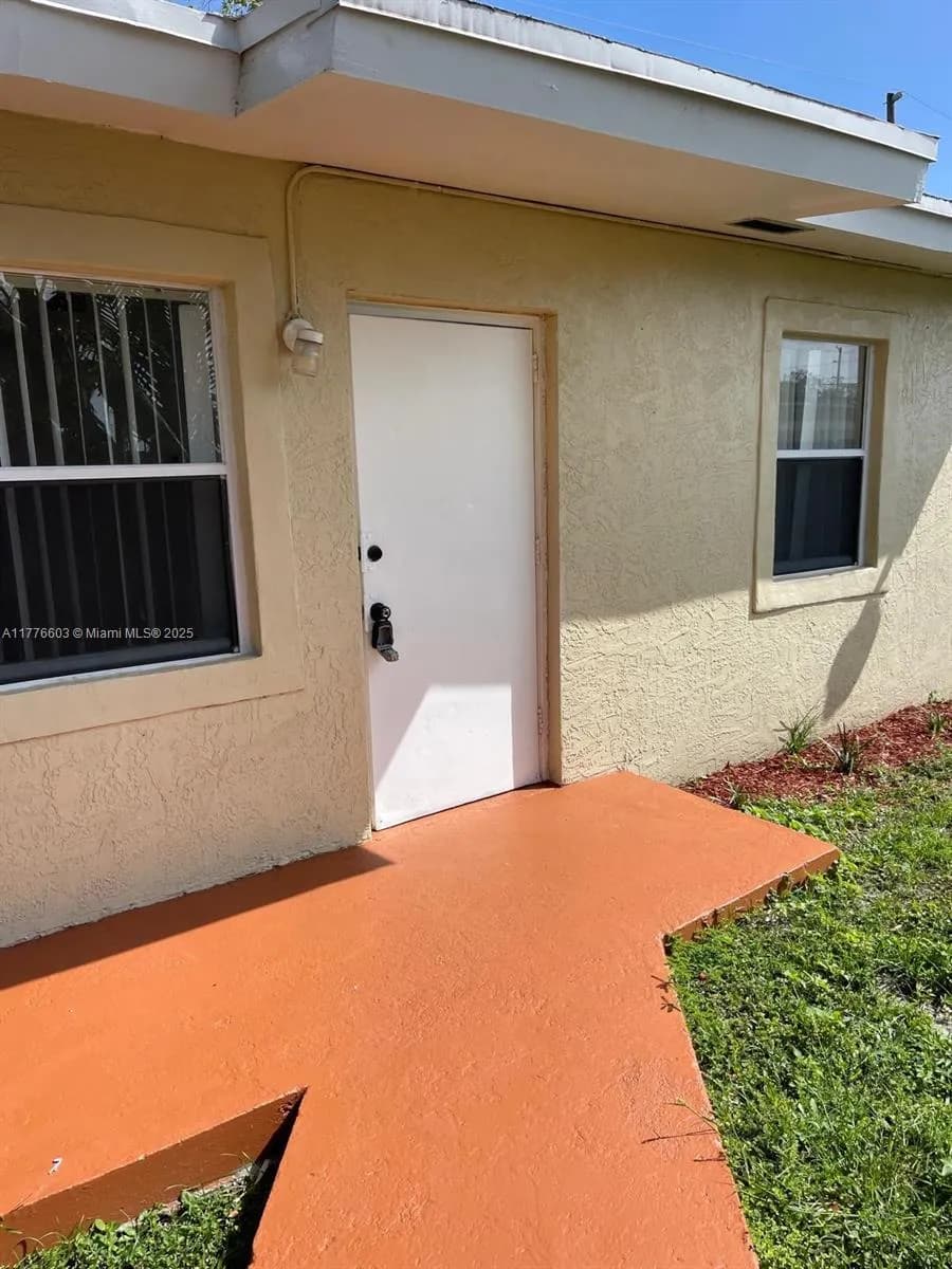 2431 S Plunkett St, Hollywood FL 33020