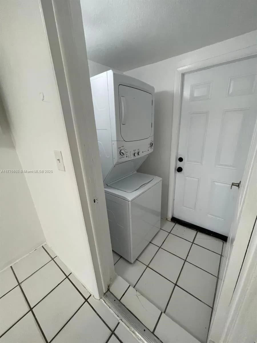 2431 S Plunkett St, Hollywood FL 33020