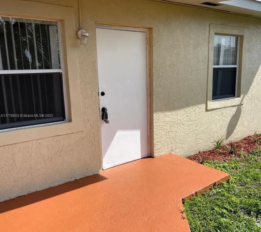 2431 S Plunkett St, Hollywood FL 33020
