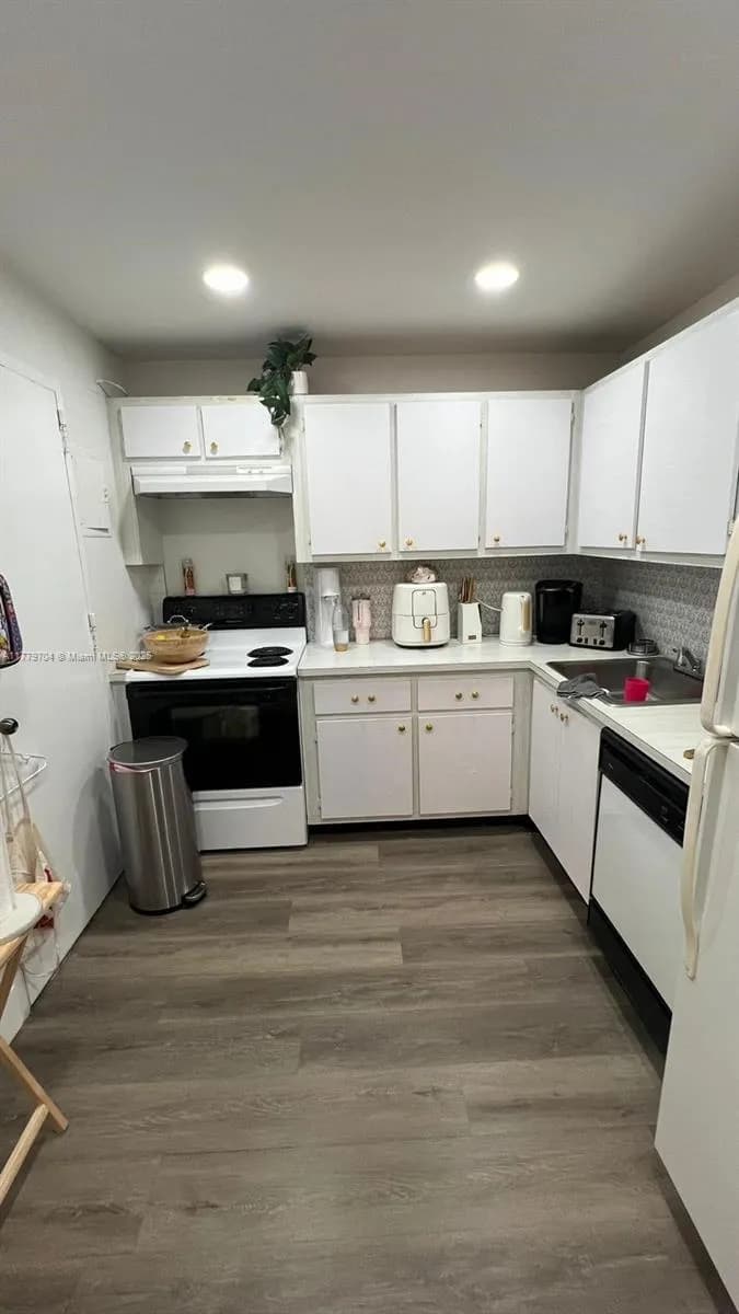 401 Golden Isles Dr # 716, Hallandale Beach FL 33009