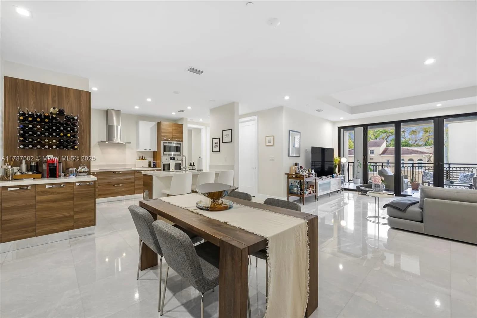 718 Valencia Ave # 206, Coral Gables FL 33134