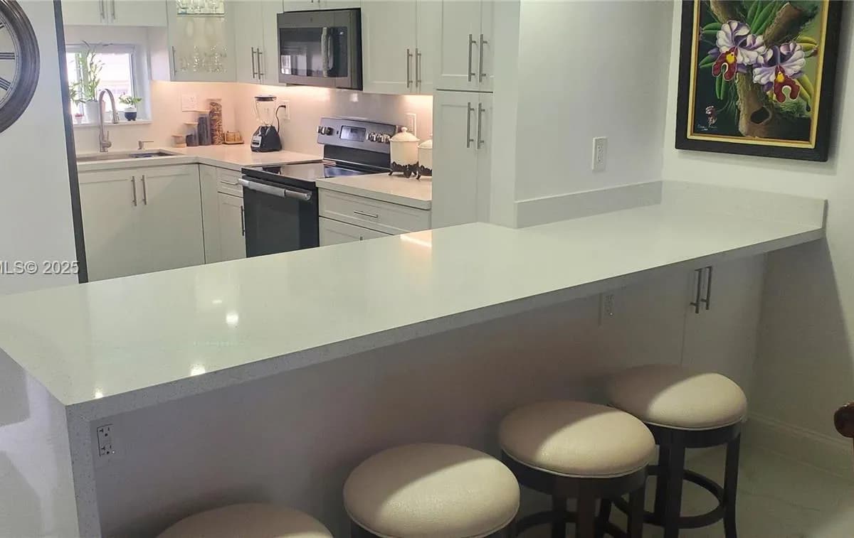 9720 S Hollybrook Lake Dr, Pembroke Pines FL 33025