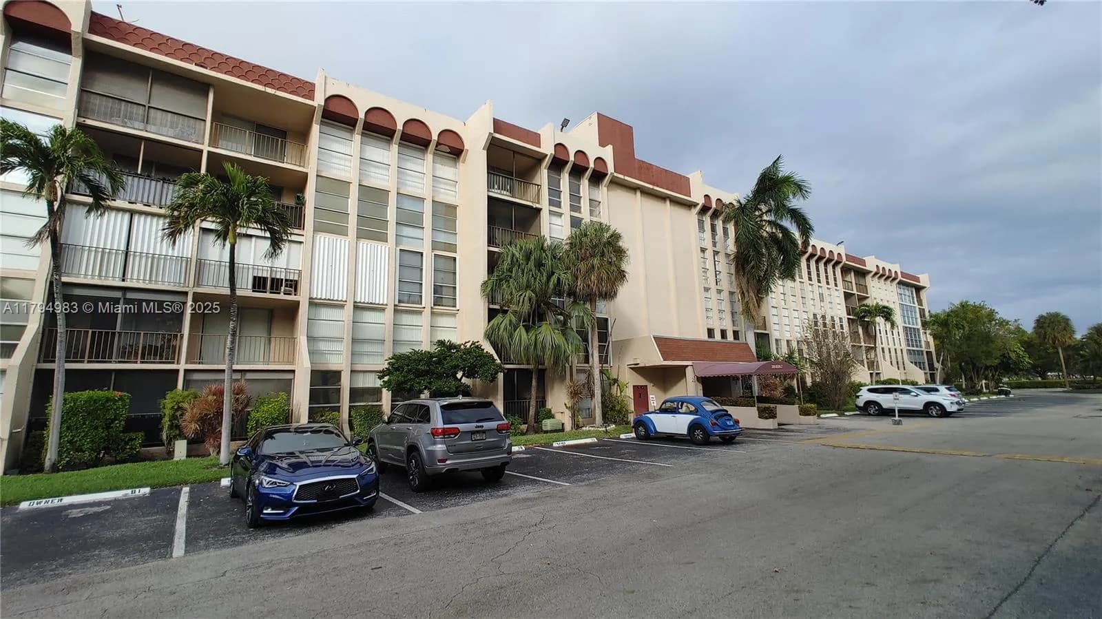 1 bedroom 1 bath for sale at 2101 Atlantic Shores Blvd # 415, Hallandale Beach FL 33009