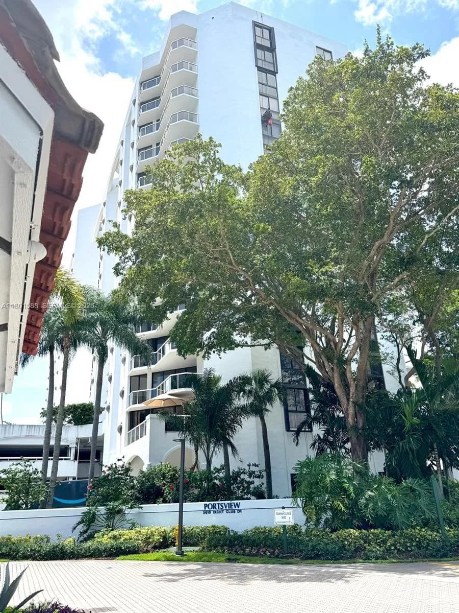 3610 Yacht Club Dr # 810, Aventura FL 33180