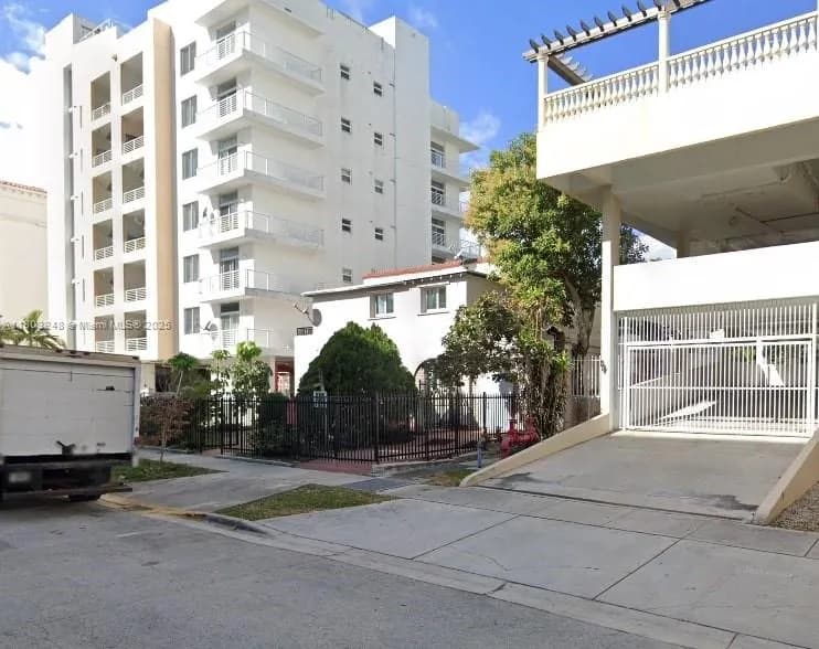 437 NE 30th St, Miami FL 33137