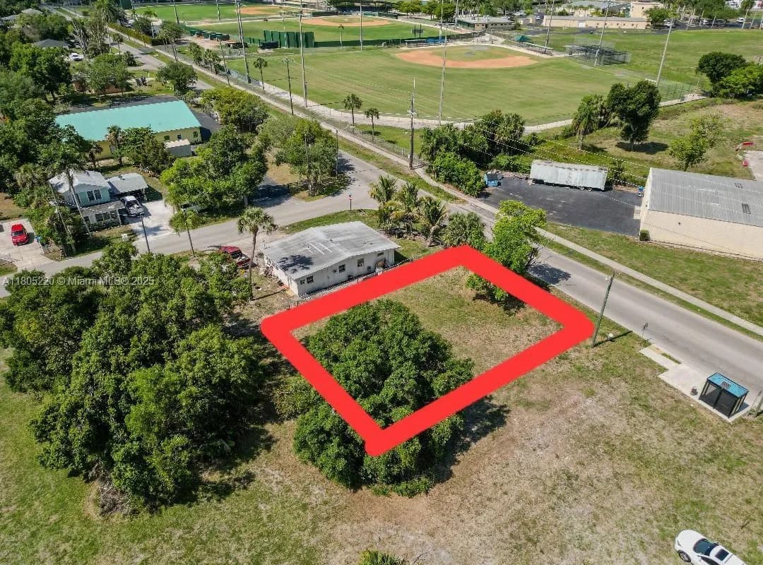 933 Veronica Shoemaker, Fort Myers FL 33916