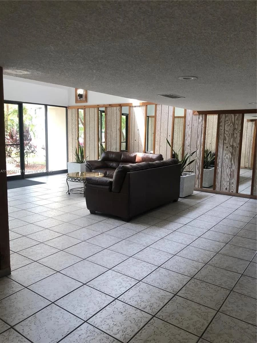 210 Lakeview Dr # 207, Weston FL 33326