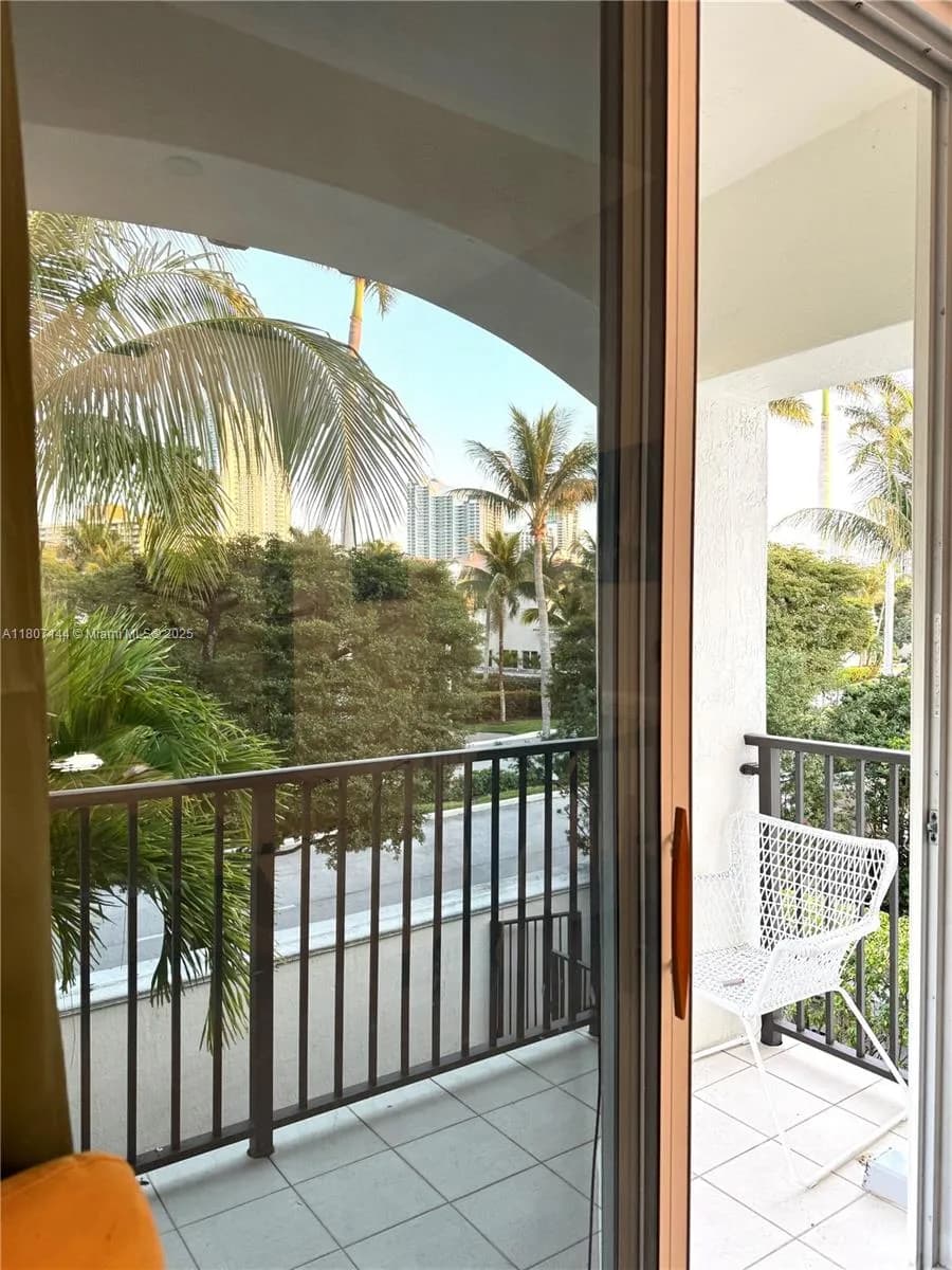 826 E Spinnaker Dr E, Hollywood FL 33019