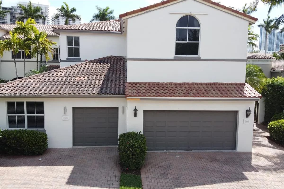 826 E Spinnaker Dr E, Hollywood FL 33019