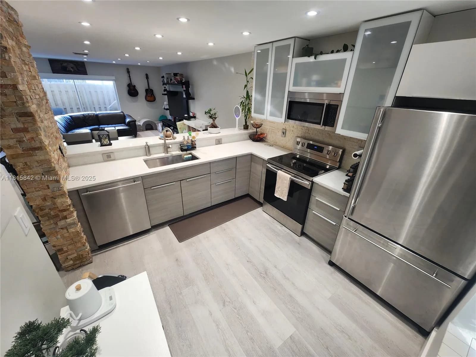 10875 NW 8th St, Pembroke Pines FL 33026