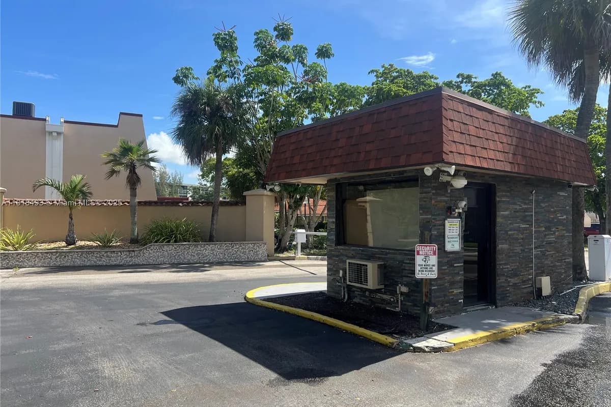 4160 Inverrary Dr # 306, Lauderhill FL 33319