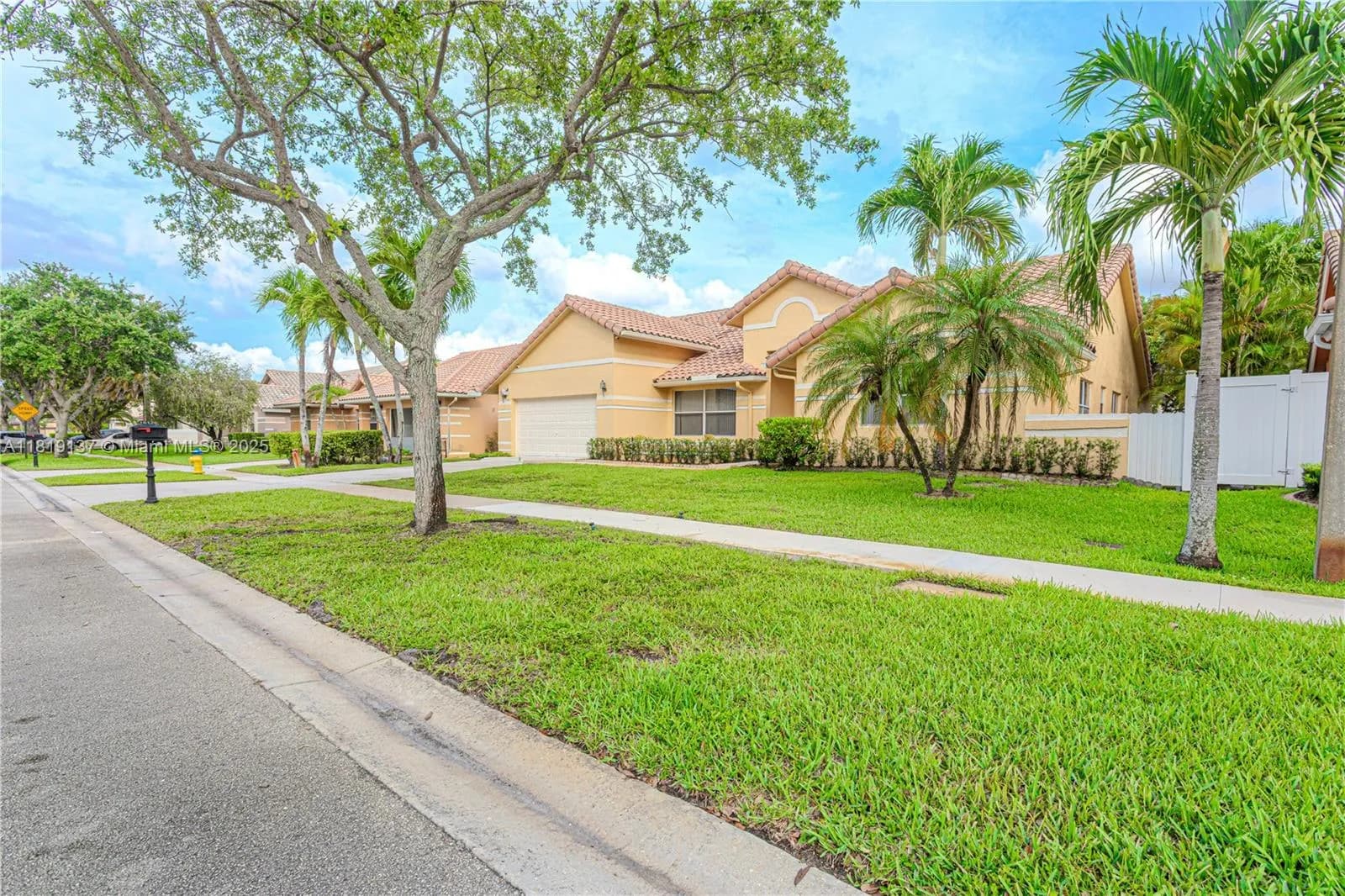 16176 NW 14th Ct, Pembroke Pines FL 33028