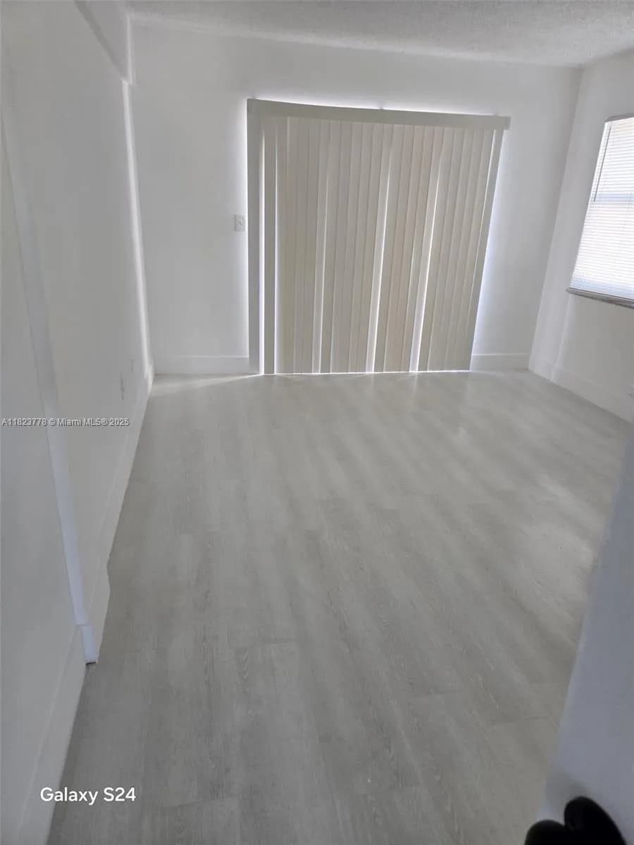 1000 W 28 St # 17, Hialeah FL 33010