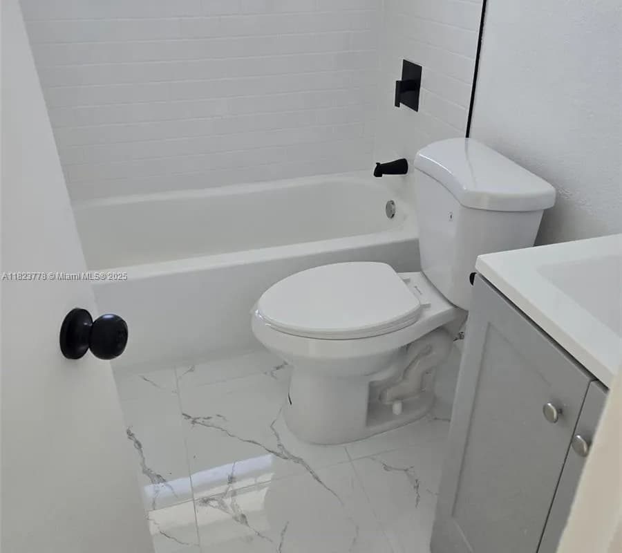 1000 W 28 St # 17, Hialeah FL 33010