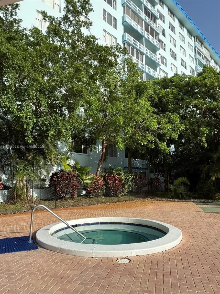 4001 Hillcrest Dr # 710, Hollywood FL 33021