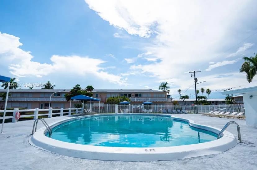 820 SW 11th Ave # 15B, Hallandale Beach FL 33009