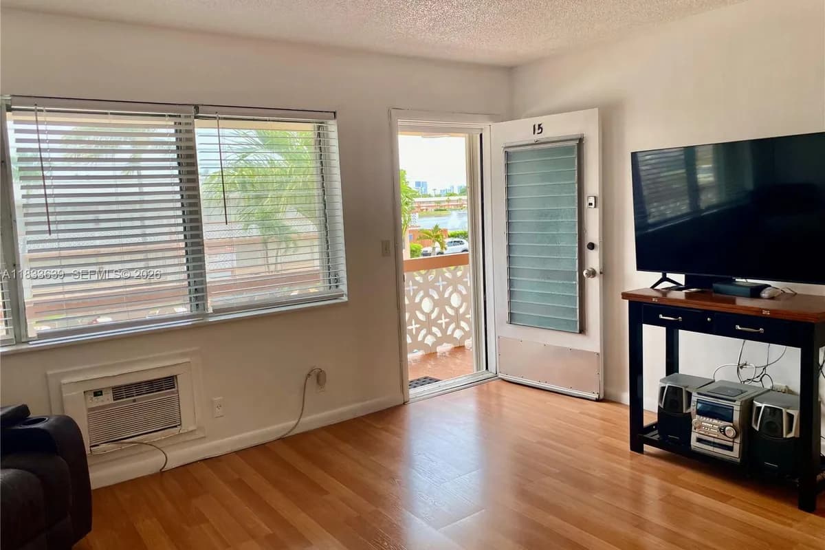820 SW 11th Ave # 15B, Hallandale Beach FL 33009