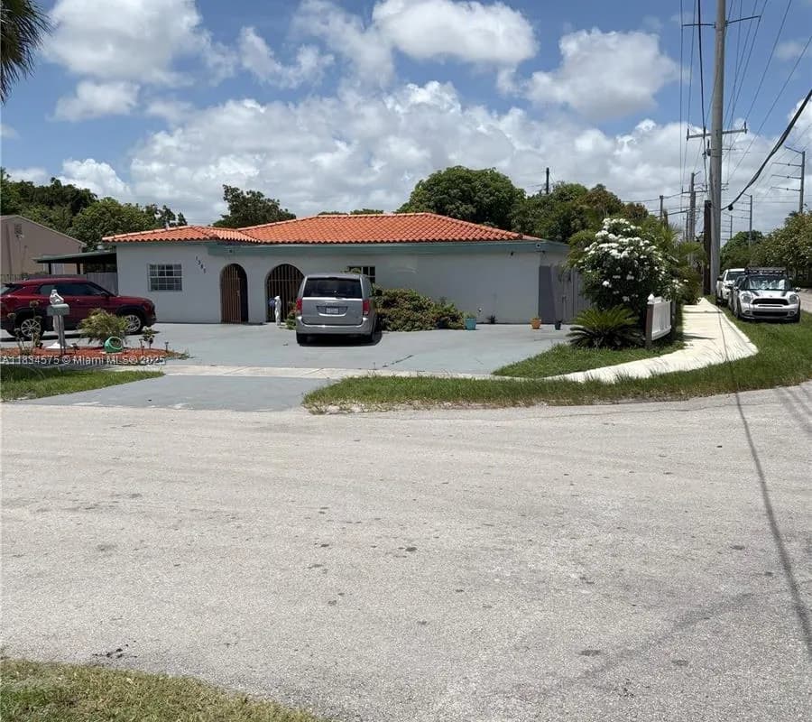1385 NE 130th St, North Miami FL 33161