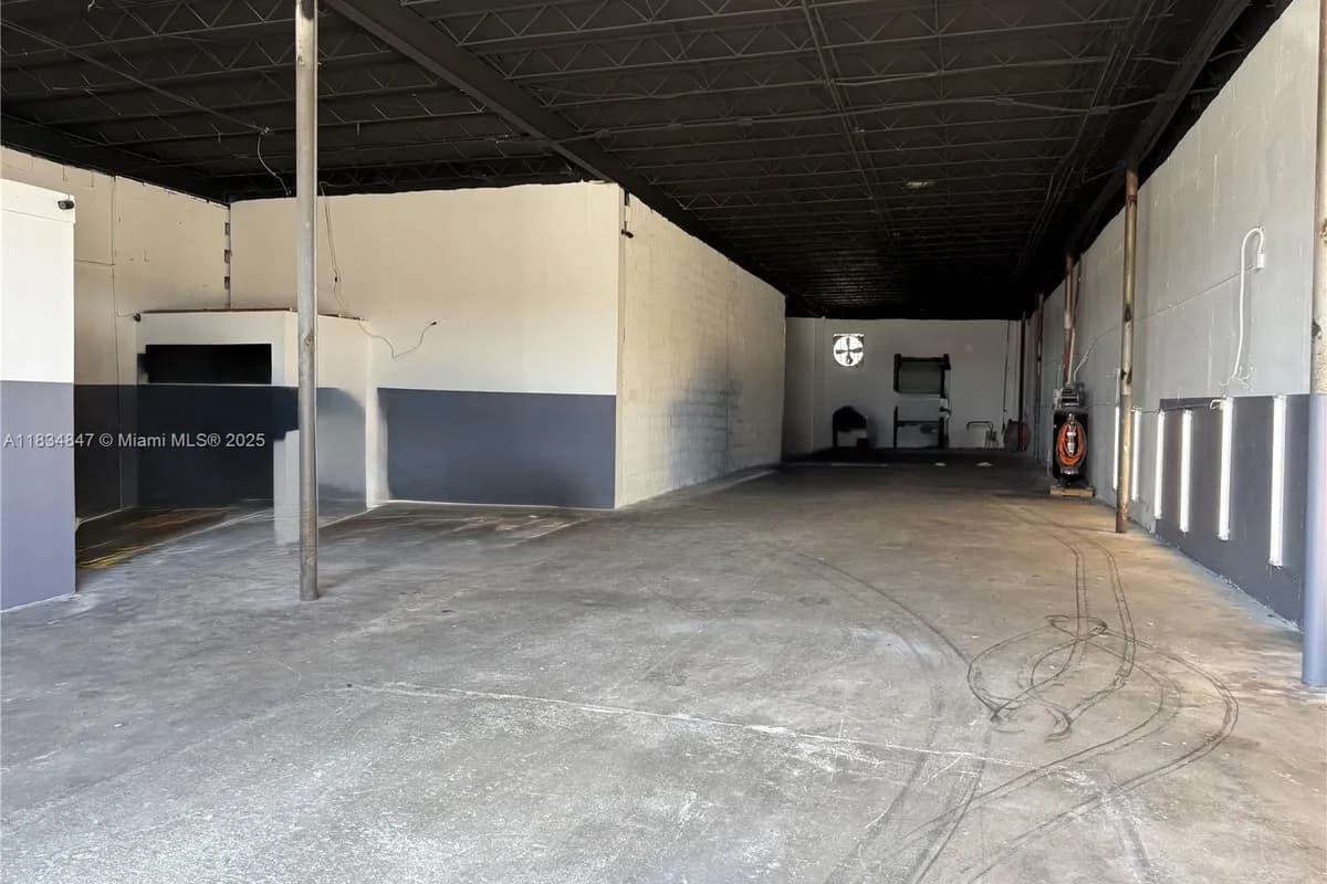 3771 NW 51st St # B, Hialeah FL 33142