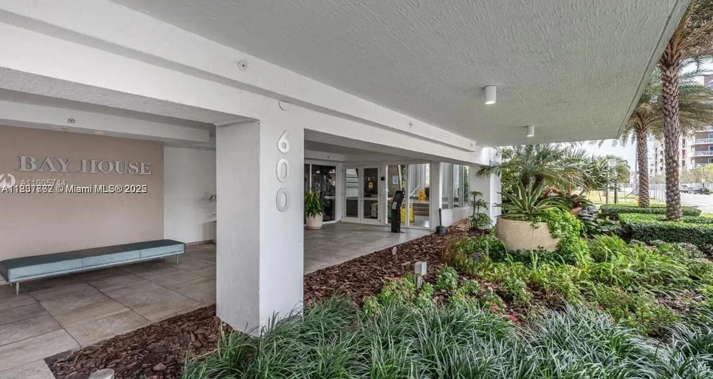 600 NE 27th St # 105, Miami FL 33137