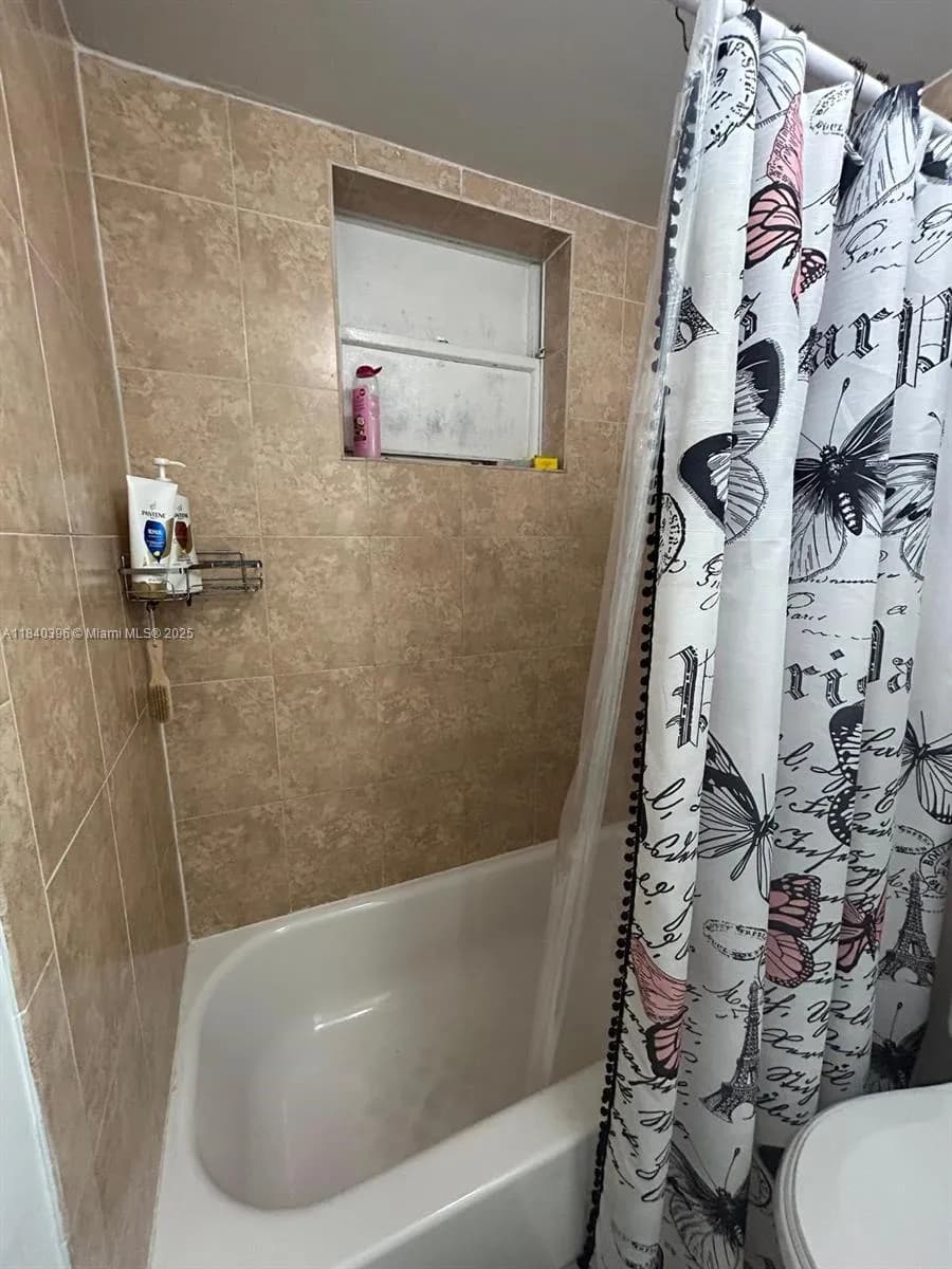 1100 NE 1st Ct # 104, Hallandale Beach FL 33009