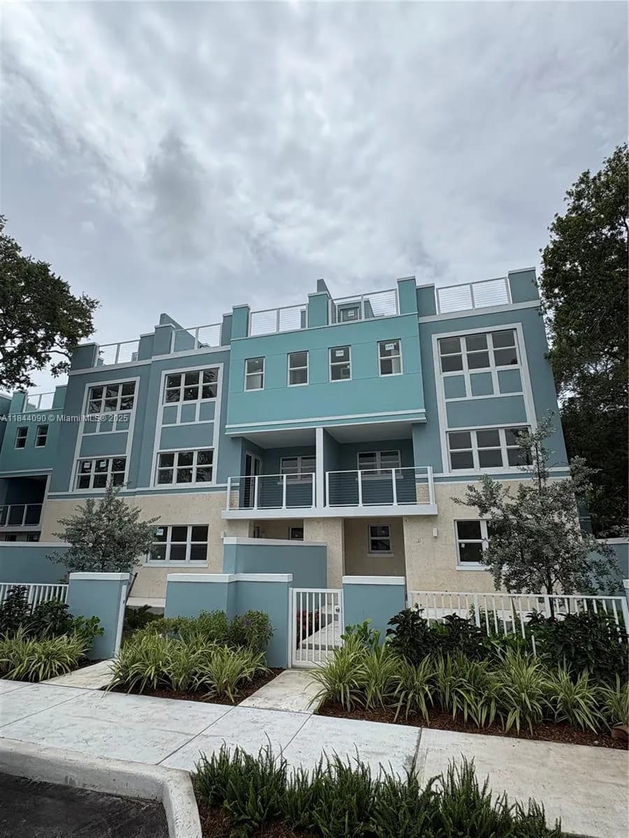 824 SE 12th Ct, Fort Lauderdale FL 33316