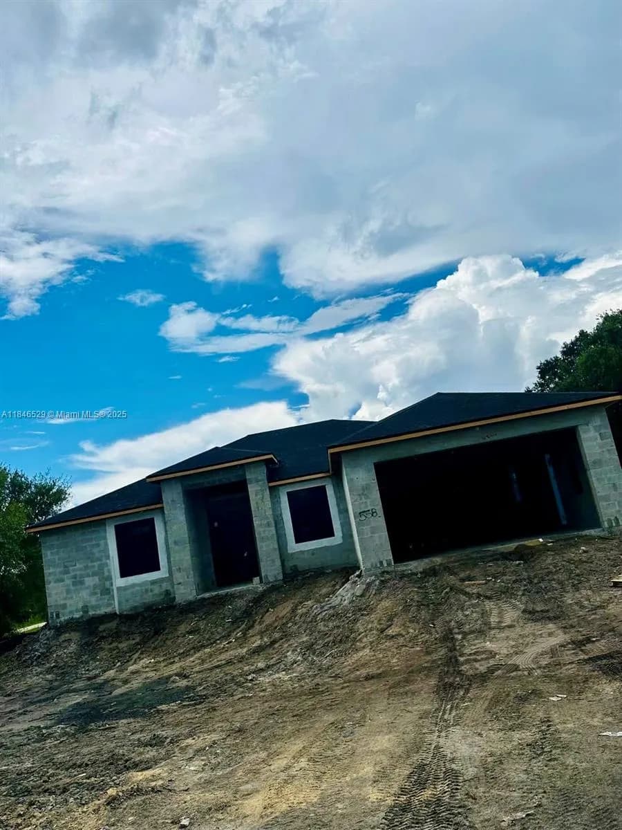 558 Sargent St., Lehigh Acres FL 33972