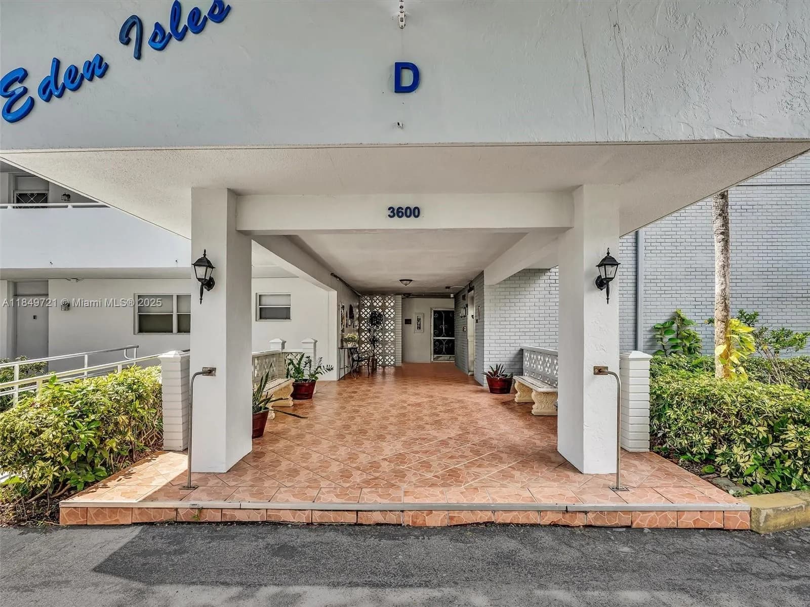 1 bedroom 1 bath for sale at 3600 NE 170th St # 102, North Miami Beach FL 33160