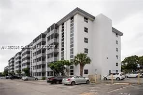 1 bedroom 1 bath for sale at 16950 W Dixie Hwy A230 Hwy # 230, North Miami Beach FL 33160