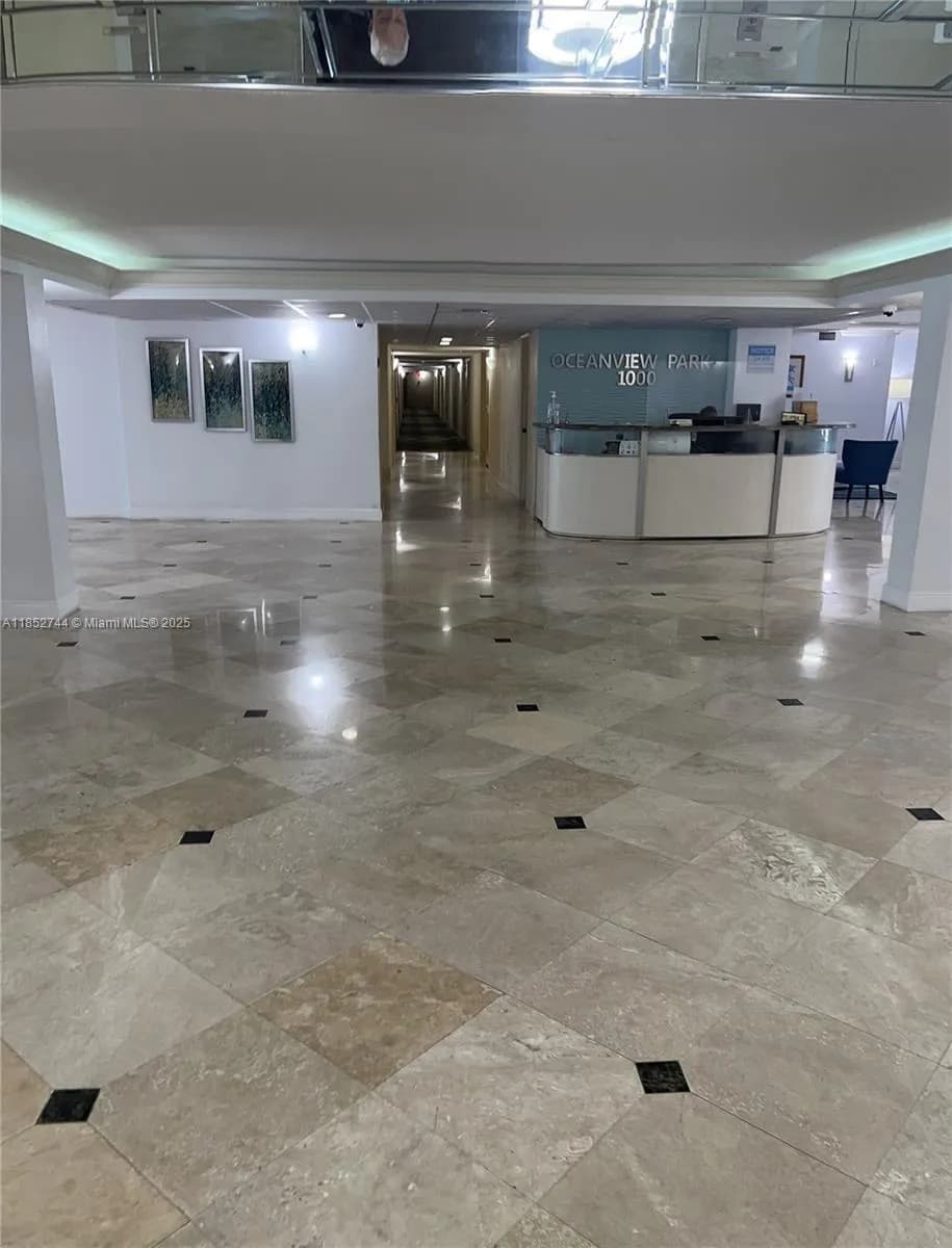 1000 Parkview Dr # 523, Hallandale Beach FL 33009