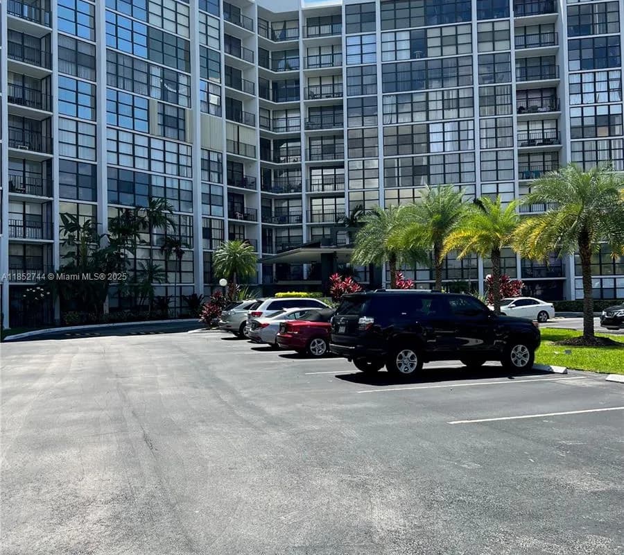 1000 Parkview Dr # 523, Hallandale Beach FL 33009