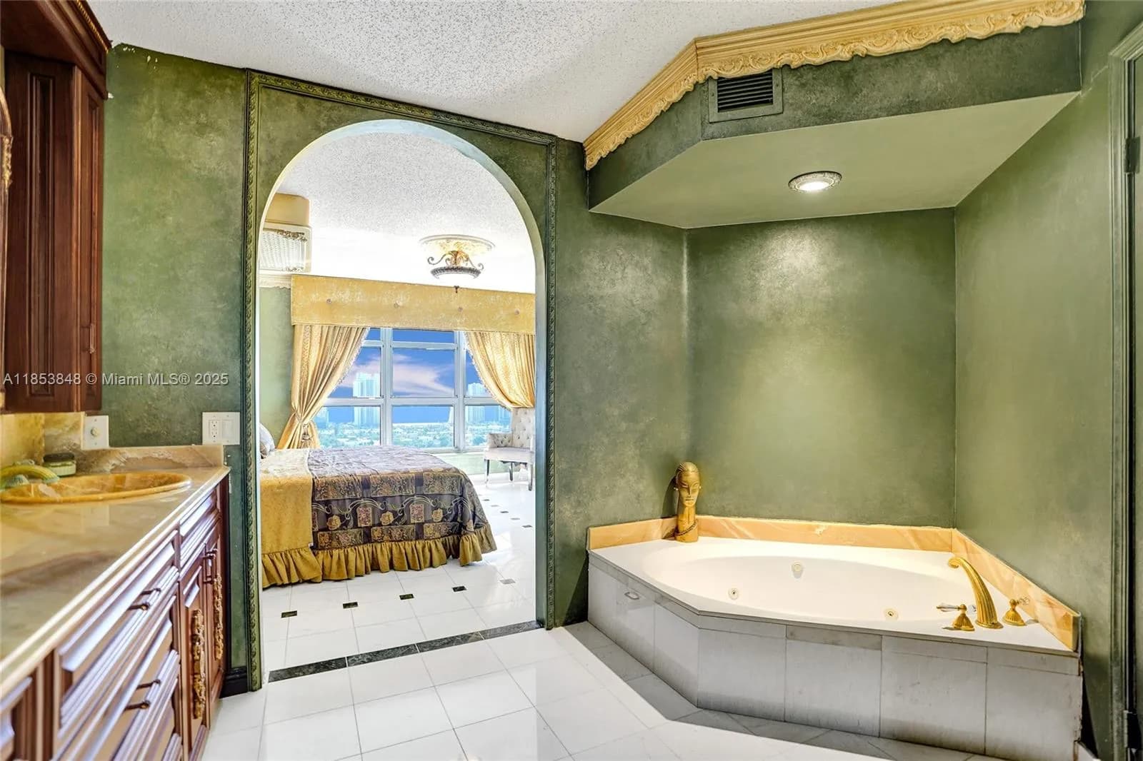 3530 Mystic Pointe Dr # 2915, Aventura FL 33180