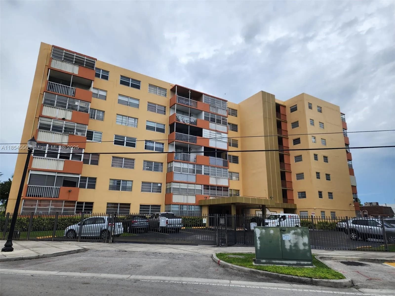 2 bedroom 2 bath for sale at 16400 NE 17th Ave # 206, North Miami Beach FL 33162