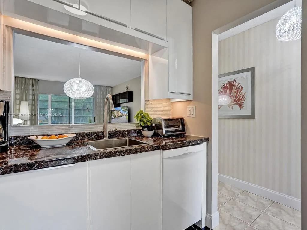 5102 NW 36th St # 511, Lauderdale Lakes FL 33319