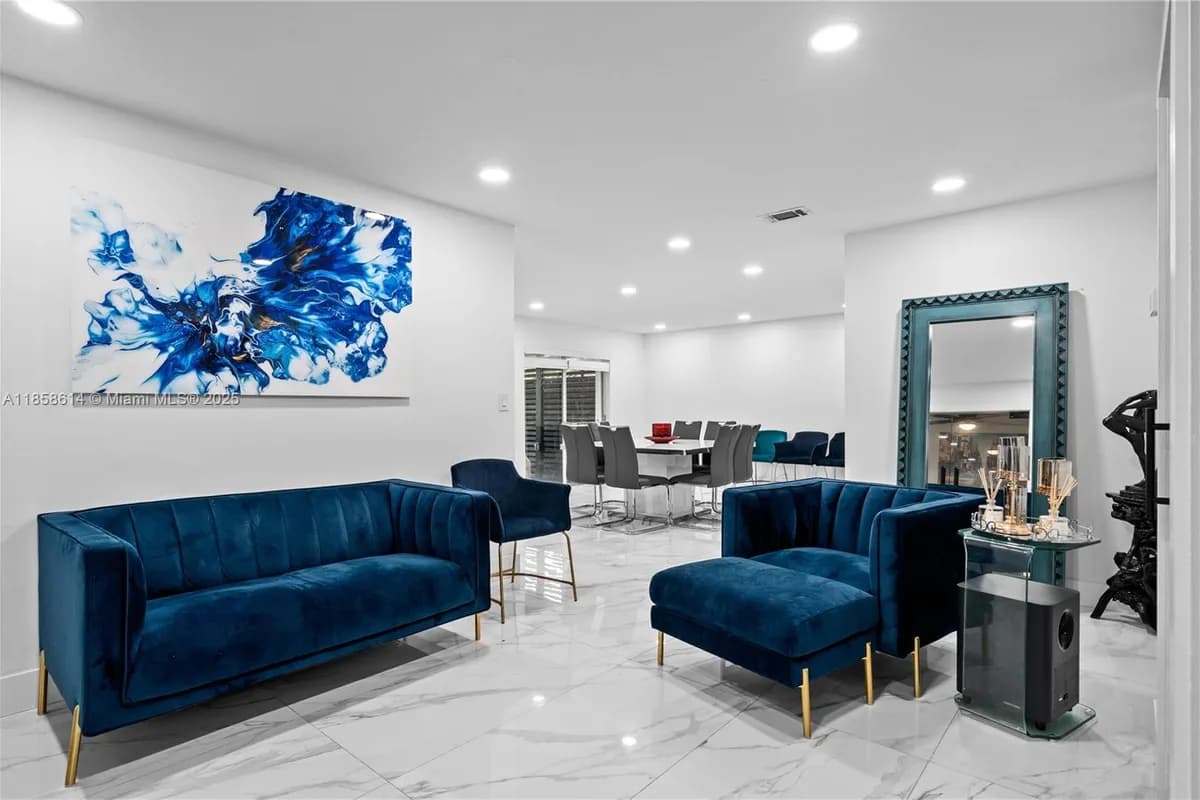 19931 NW 82nd Ct, Hialeah FL 33015