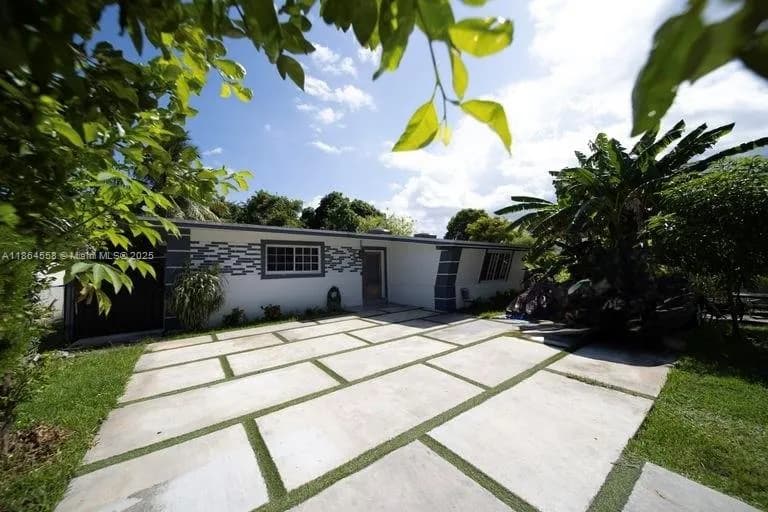 4 bedroom 3 bath for sale at 520 NE 175th St, North Miami Beach FL 33162