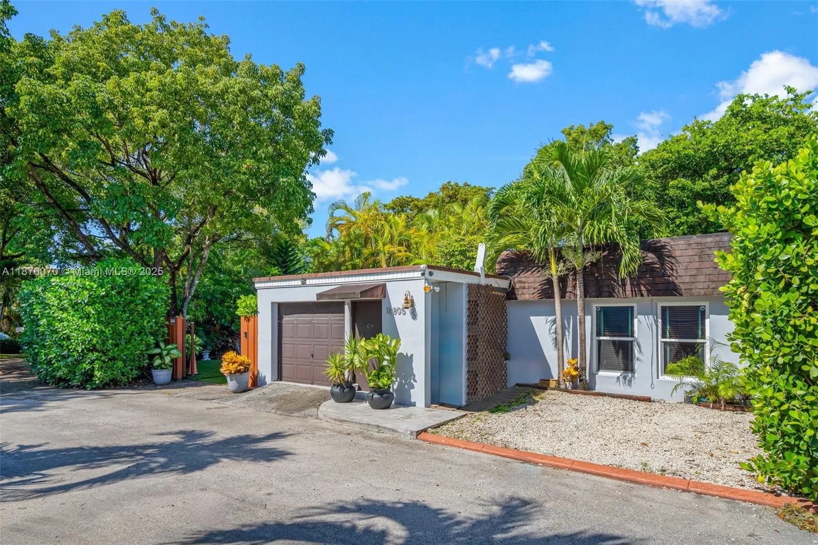 18805 W Lake Dr, Hialeah FL 33015