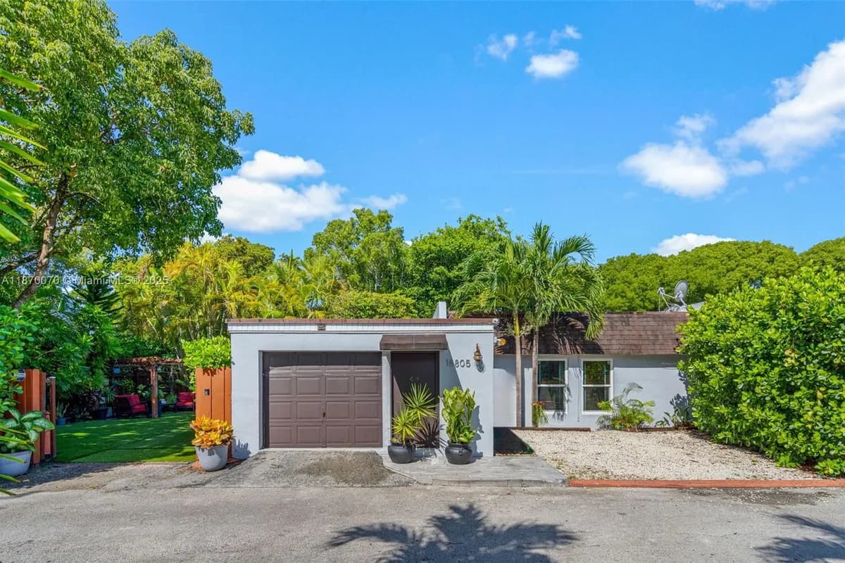 18805 W Lake Dr, Hialeah FL 33015