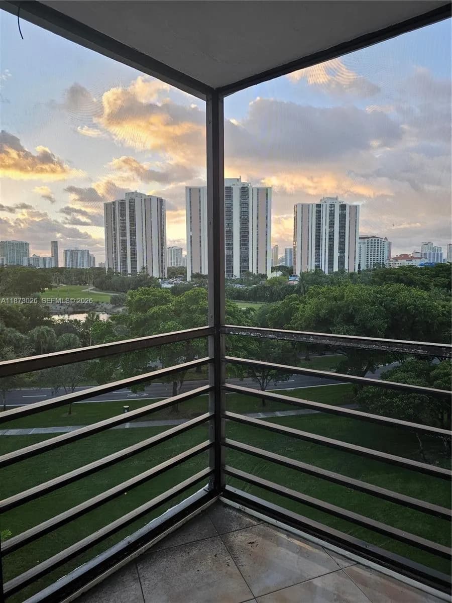 20400 W Country Club Dr # 711, Aventura FL 33180